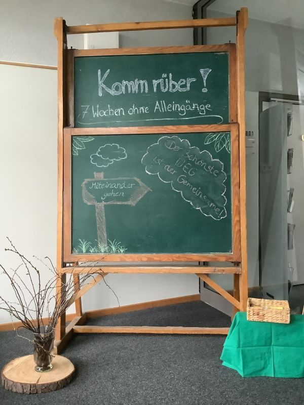 Foto zum Beitrag „Miteinander gehen! Erzieherinnen und Erzieher gestalten den Eingang der Schule“