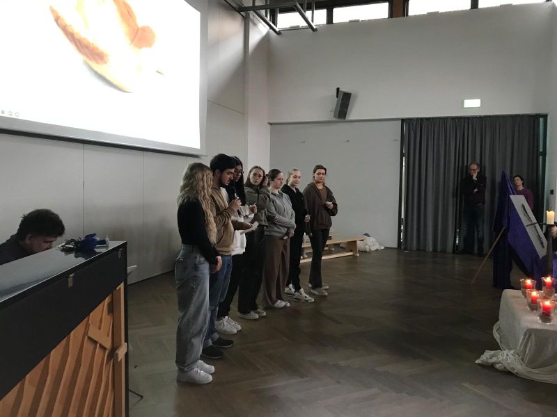 Foto zum Beitrag „„Mit Gott“ - Das AH-BK feiert die letzte Atempause in der Fastenzeit“