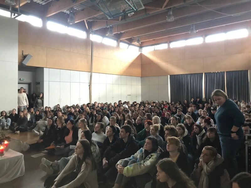 Foto zum Beitrag „„Mit Gott“ - Das AH-BK feiert die letzte Atempause in der Fastenzeit“